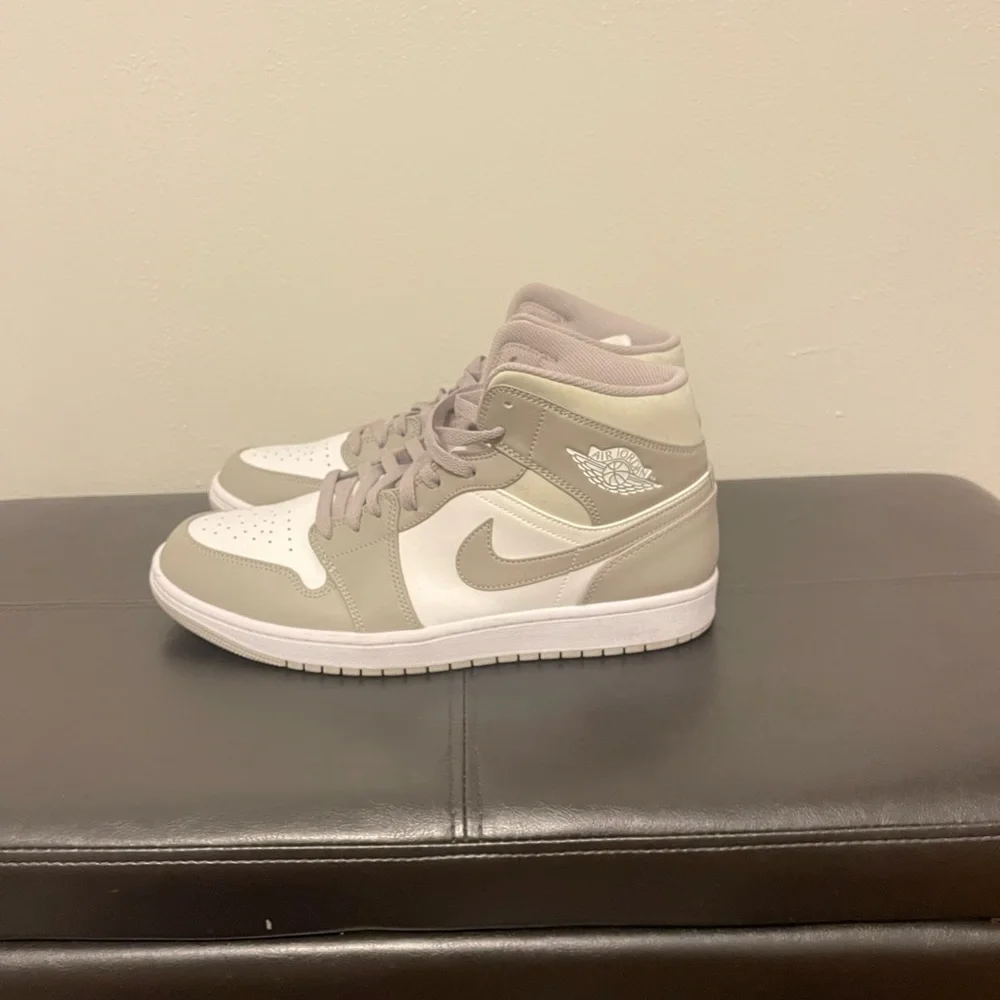 Men’s Jordan Ones - Picture 3 of 4